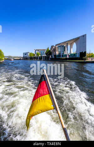 Germania, Berlino, cancelleria e bandiera tedesca sulla barca per gite sul fiume Spree Foto Stock