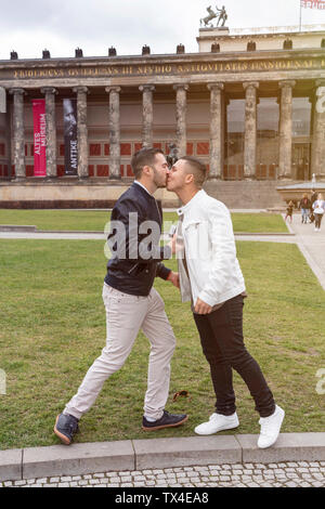 Giovane uomo propone per il suo fidanzato a Lustgarten, Berlino, Germania Foto Stock