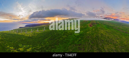 Stati Uniti d'America, Hawaii Maui, costa sud del Vulcano Haleakala, Luala'ilua colline e delle turbine a vento al tramonto Foto Stock