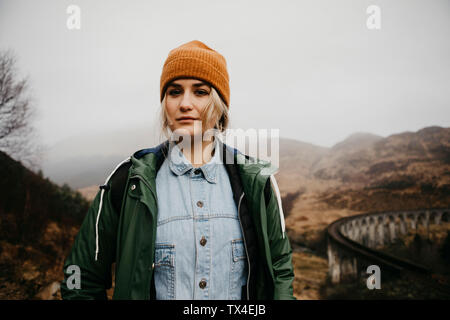 Regno Unito, Scozia, Highland, Ritratto di giovane donna al viadotto Glenfinnan Foto Stock