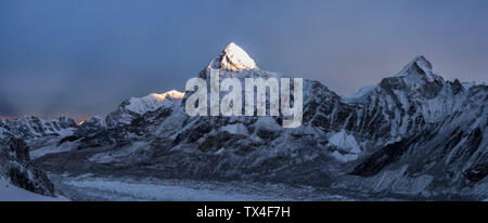 Il Nepal, Solo Khumbu, Everest ghiacciaio, Pumori in background Foto Stock