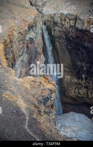 Russia, Kamchatka, metà cascata ghiacciata al di sotto il vulcano Mutnovsky Foto Stock