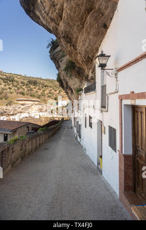Spagna, Andalusia, Provincia di Cadice, a Setenil de las Bodegas, vicolo Foto Stock