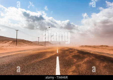 Il sultanato di Oman, Ras al Hadd, strade del deserto in una tempesta di sabbia Foto Stock