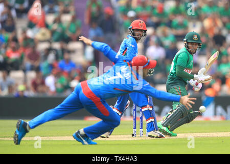 Mushfiqur Rahim del Bangladesh (a destra) durante la partita di gruppo della Coppa del mondo di cricket ICC all'Hampshire Bowl di Southampton. Foto Stock