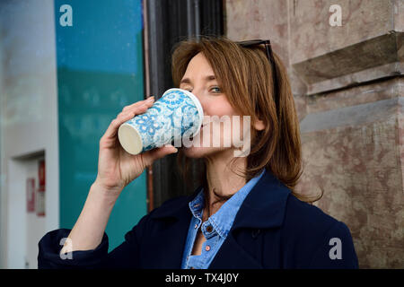 Ritratto di donna matura bere da bambù riutilizzabili cup Foto Stock