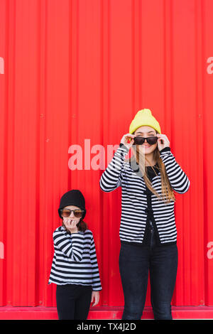 Due sorelle di moda indossando cappelli e occhiali da sole Foto Stock