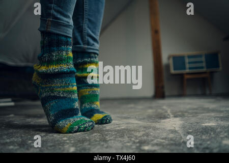 Close-up uf calze di lana tiptoeing sul pavimento Foto Stock