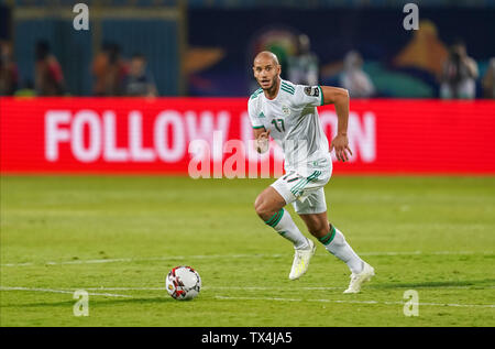 Giugno 23, 2019: Adlane Guedioura di Algeria durante il 2019 African Cup delle Nazioni match tra Algeria e il Kenya all'30 novembre Stadium del Cairo in Egitto. Ulrik Pedersen/CSM. Foto Stock