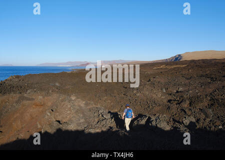 Spagna Isole Canarie Lanzarote, Tinajo, Los vulcani natura park, donne escursioni attraverso i rifiuti di lava Foto Stock