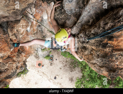 Thailandia, Krabi, Lao liang island, donna di arrampicata in parete di roccia Foto Stock