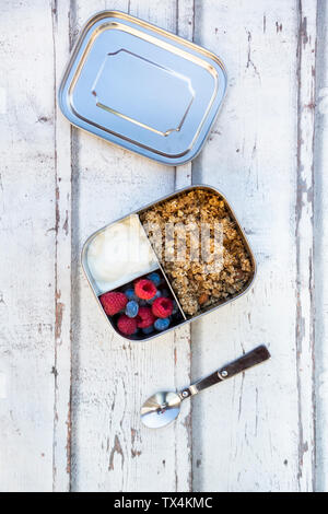 Scatola con muesli, yogurt greco, mirtilli e lamponi Foto Stock