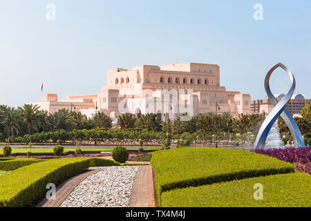 Archi fontana di fronte al Royal Opera House Muscat, Muscat Oman Foto Stock