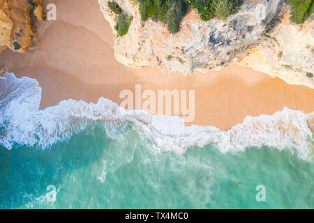 Il Portogallo, Algarve, Lagoa, Praia da Corredoura, veduta aerea della spiaggia, coste rocciose e mare Foto Stock
