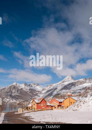 Spagna, Asturia, Picos de Europa, Riano, villaggio e Embalse de Riano serbatoio in inverno Foto Stock