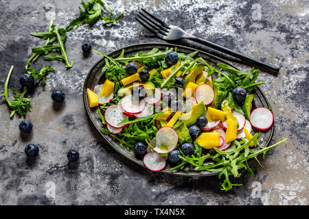 Piatto di insalata di rucola con mango, avocado, rosso ravanelli e mirtilli Foto Stock