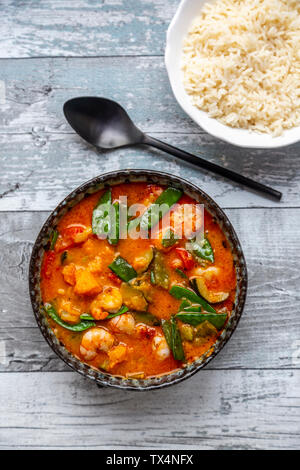 Il curry rosso con patate dolci, giallo e il peperone rosso, zucchine, zucchero pisello, gamberi e riso Foto Stock