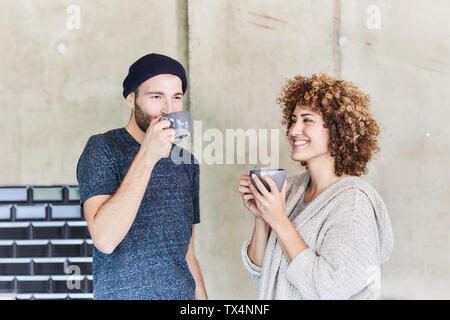 L uomo e la donna a bere caffè insieme Foto Stock