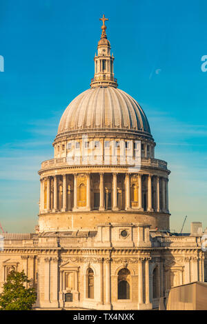 UK, Londra, la cupola della cattedrale di San Paolo in una giornata di sole Foto Stock