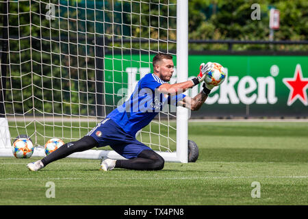 ROTTERDAM, Paesi Bassi. Il 24 giugno 2019. Sportcomplex 1908, STAGIONE 2019/2020, olandese Calcio, prima della formazione del Feyenoord, Feyenoord keeper Justin Bijlow durante la prima formazione Credito: Pro scatti/Alamy Live News Foto Stock