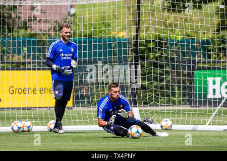 ROTTERDAM, Paesi Bassi. Il 24 giugno 2019. Sportcomplex 1908, STAGIONE 2019/2020, olandese Calcio, prima della formazione del Feyenoord, Feyenoord keeper Justin Bijlow (r) e Nick Marsman durante la prima formazione Credito: Pro scatti/Alamy Live News Foto Stock