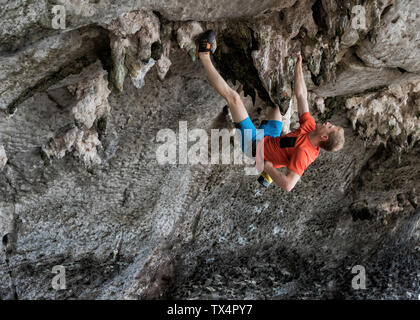 Thailandia, Krabi, Lao liang island, uomo bouldering nella parete di roccia Foto Stock