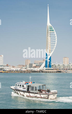 Portsmouth, Regno Unito - 1 Aprile 2019: Spinnaker Tower piattaforma di osservazione e con il vaporetto nella storica Naval Dockyard porto di Portsmouth, Regno Unito Foto Stock