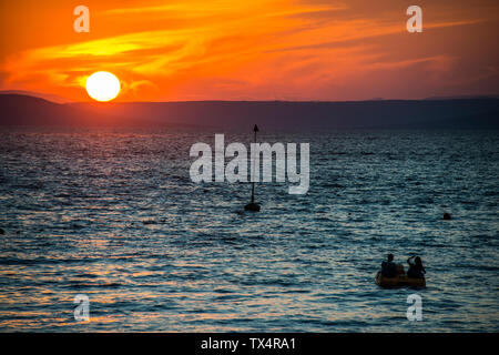 Tramonto sul fiume di Amur a Vladivostok, Russia Foto Stock