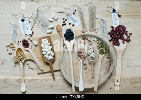 Varietà di Fagioli su sfondo di legno Foto Stock