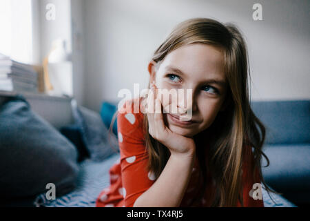 Ragazza a casa in appoggio la sua testa in mano Foto Stock