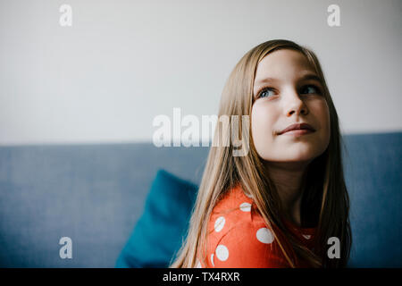 Ritratto su fiducioso ragazza a casa Foto Stock