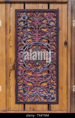 Dettagli scolpiti composizione verticale shot su porte in legno di edifici d'epoca Foto Stock