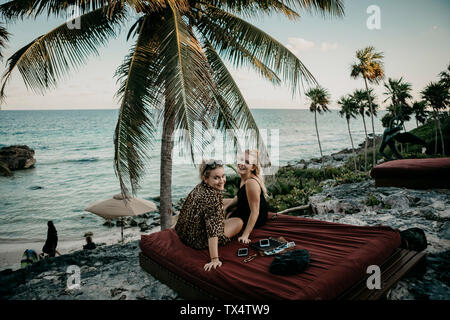 Messico, Quintana Roo, Tulum, felice di due giovani donne rilassante sulla spiaggia Foto Stock