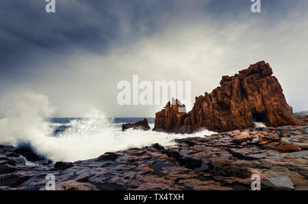 L'Italia, Sardegna, Tortoli, Arbatax, rocce nel surf Foto Stock