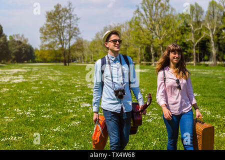 Coppia giovane avente un picnic nel parco Foto Stock