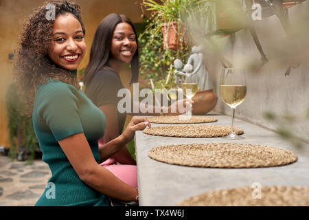 Due amici felice di trascorrere del tempo insieme in un ristorante Foto Stock