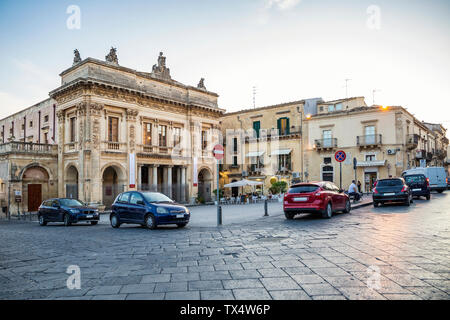 Sicilia, Noto, Teatro Comunale Tina Di Lorenzo di sera Foto Stock