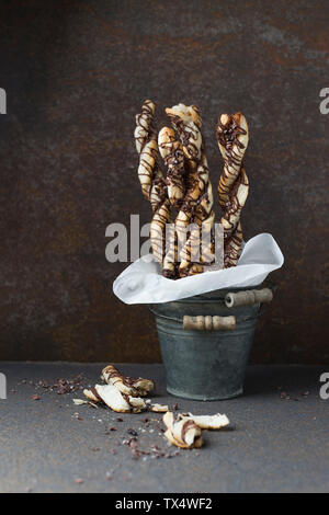 Puff bastoncini di pasta di cacao e mandorle decorticate Foto Stock