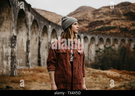 Regno Unito, Scozia, Highland, Ritratto di giovane donna al viadotto Glenfinnan Foto Stock