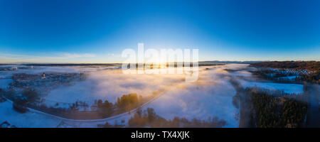 In Germania, in Baviera, Geretsried, Loisach, alba sul paesaggio invernale, vista aerea Foto Stock