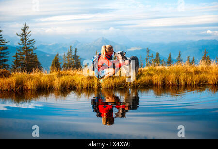 Salisburgo, Austria Membro, femmina escursionista con il cane Foto Stock