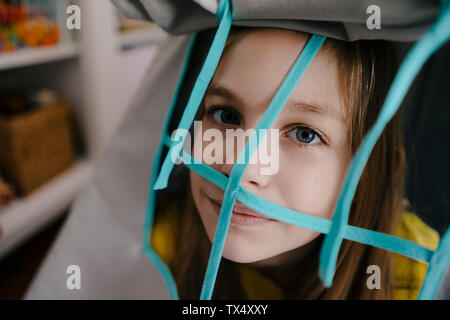 Ritratto di ragazza dietro griglia Foto Stock