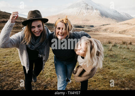 Regno Unito, Scozia, Loch Lomond e il Trossachs National Park, happy amici di sesso femminile nel paesaggio rurale Foto Stock