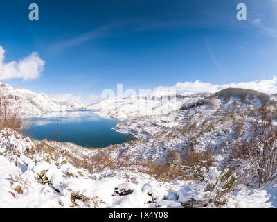 Spagna, Asturia, Picos de Europa, Riano, Embalse de Riano serbatoio in inverno Foto Stock