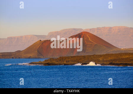 Spagna Isole Canarie Lanzarote, Tinajo, costa con il Montana Bermeja Foto Stock
