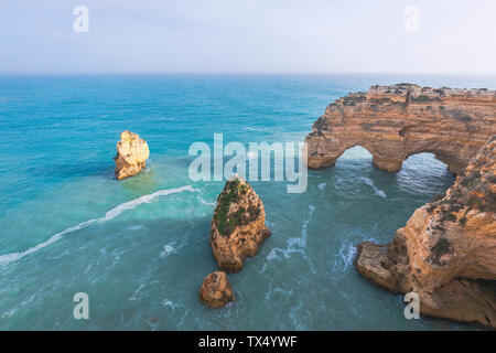 Il Portogallo, Algarve, Lagoa, Praia da Marinha, coste rocciose e a forma di cuore rock in mare Foto Stock