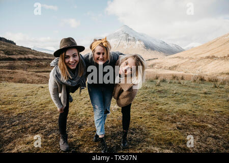 Regno Unito, Scozia, Loch Lomond e il Trossachs National Park, happy amici di sesso femminile nel paesaggio rurale Foto Stock