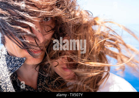 Seychelles, Oceano Indiano, coppia matura con capelli spazzate dal vento, close-up Foto Stock