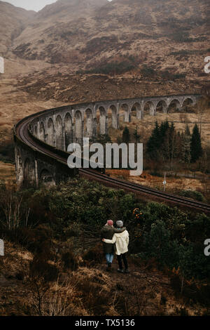 Regno Unito, Scozia, Highland, viadotto Glenfinnan, vista posteriore della femmina cerca amici a visualizzare Foto Stock