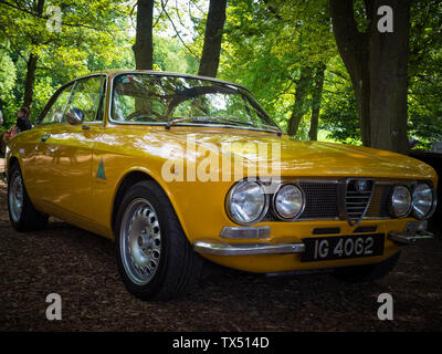 Alfa Romeo Giulia Sprint GT gialla 1970 in mostra alla caffeine & Machine di Ettington, Regno Unito Foto Stock